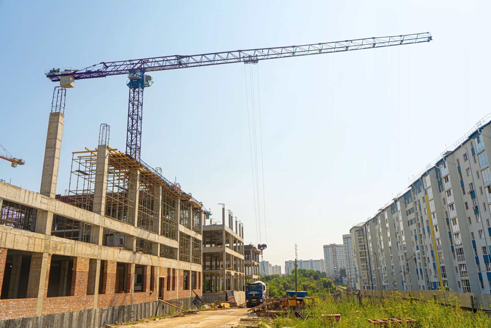 How Do They Move Construction Cranes