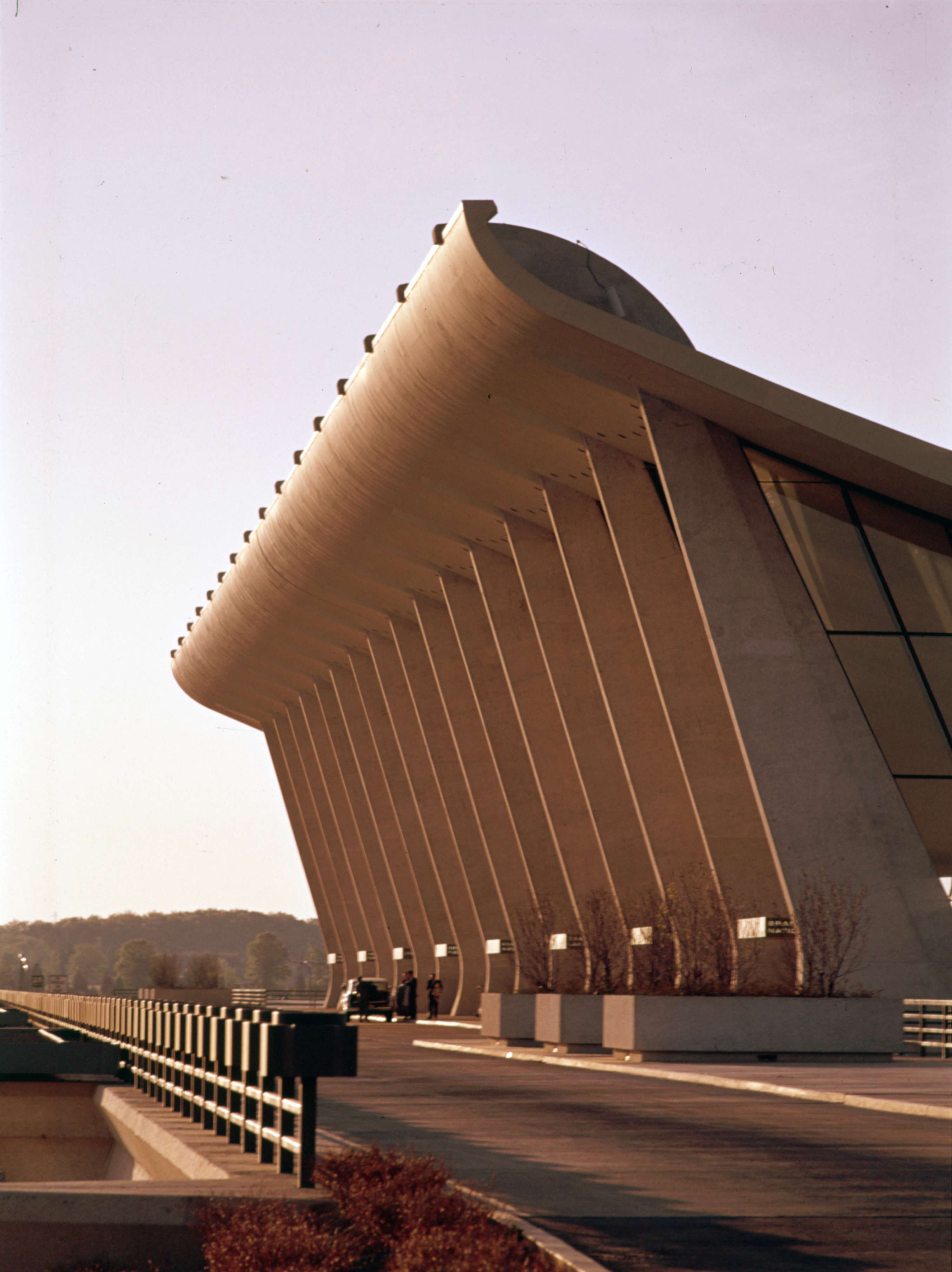 Who Designed Dulles Airport